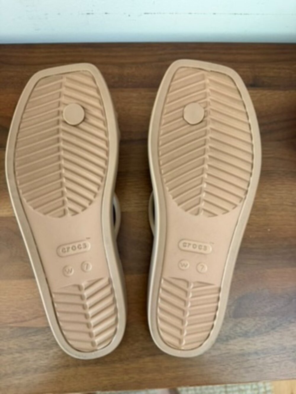 Crocs Miami Toe Loop Milk Chocolate Sandals size 7 NWOT - Picture 3 of 3